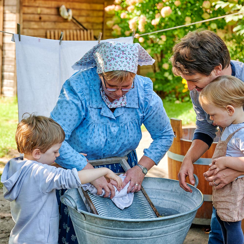 Wäsche waschen unter freiem Himmel Foto: Florian Trykowski © TMB