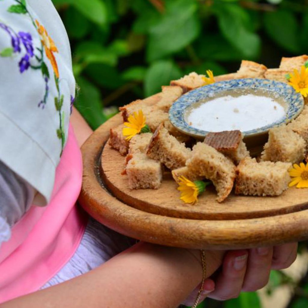 Begrüßung mit Brot und Salz im Freilandmuseum Lehde Foto- INGO LAUE