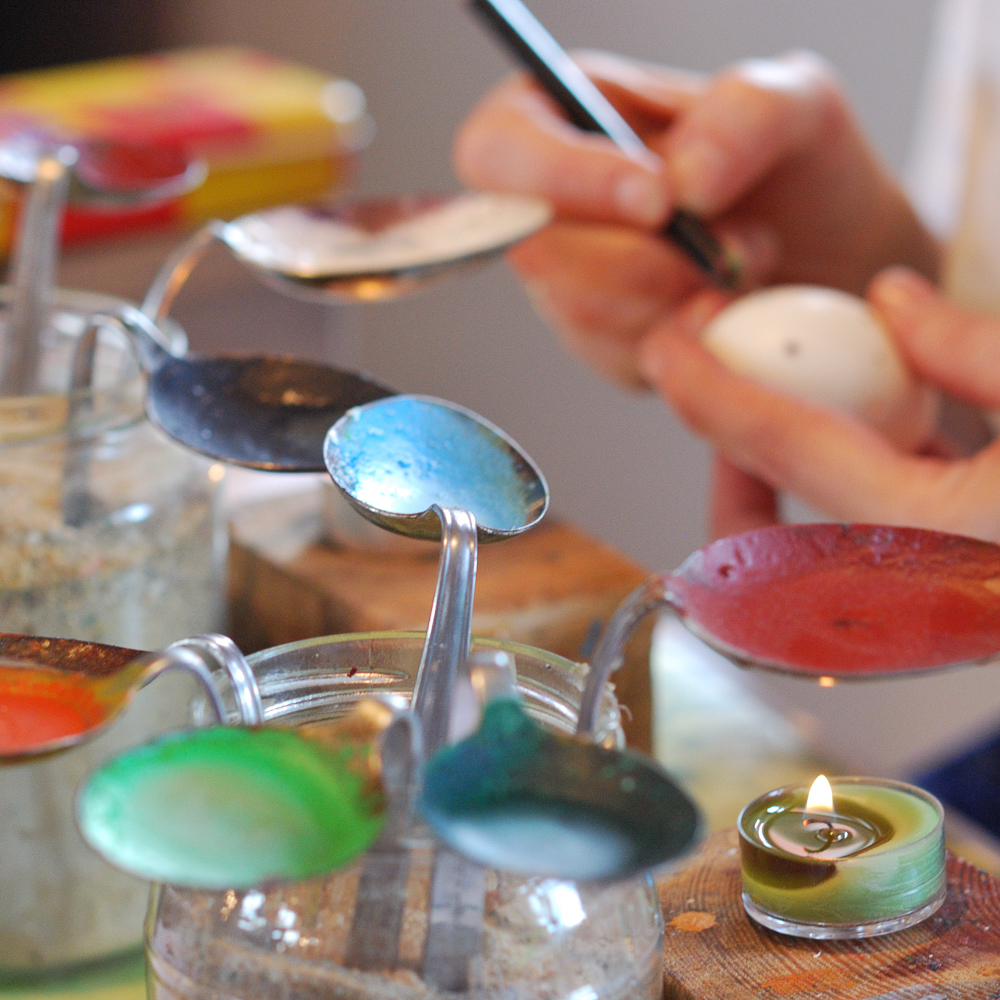 Ostereier verzieren in Wachsbatiktechnik Foto: Silvano Procopius